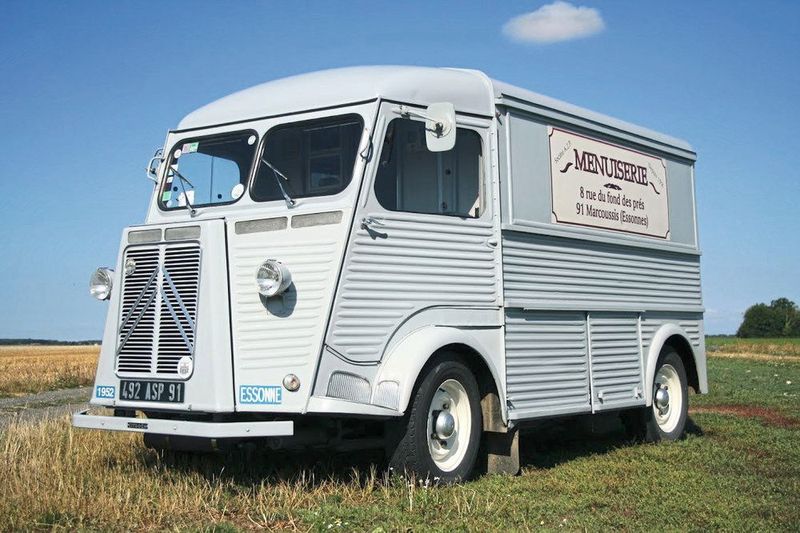 Ob als rollender Verkaufswagen, Wohnmobil oder Feuerwehrfahrzeug – der Kreativität beim Einsatz des Citroën Typ H waren keine Grenzen gesetzt. Im Juni 1948 kam der frontgetriebene Kleintransporter mit der charakteristischen Wellblechkarosserie nach Art des legendären Flugzeugs „Ju 52“ auf den Markt. Bis zur Einstellung der Produktion im Jahr 1981 wurden rund 483.000 Exemplare gebaut.   (Citroën )