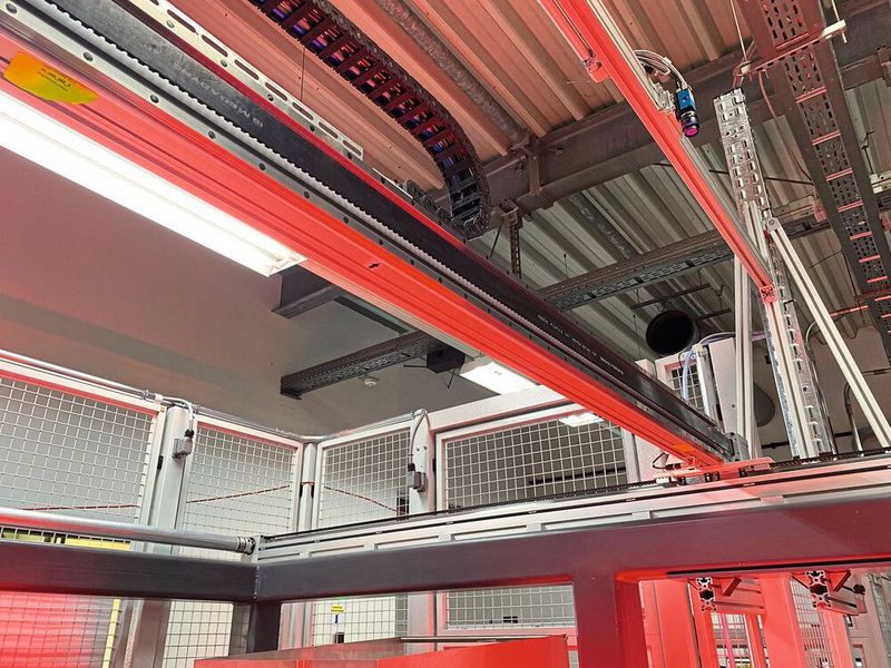 Im Entgratportal kommen zwei parallel synchronisierte Rollon-Linearachsen der Baureihe E-Smart sowie eine Rollon R-Smart als Querachse zum Einsatz. (Bild: Rollon)