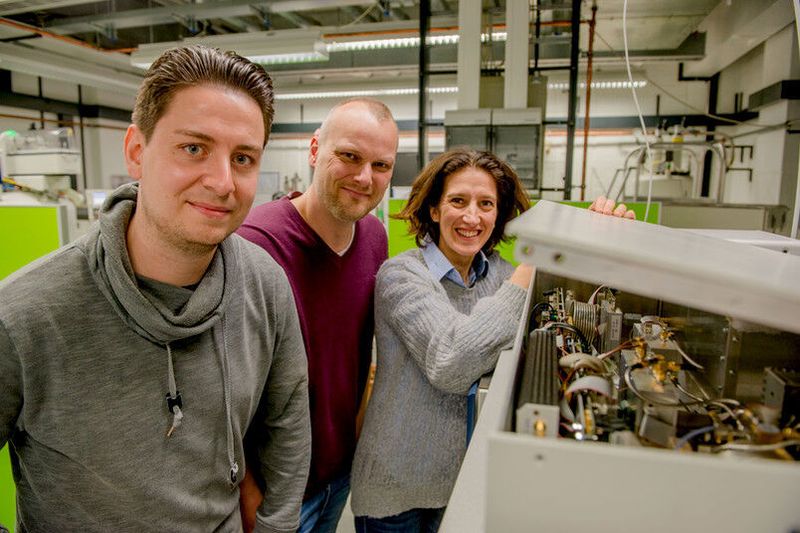 Hendrik Göddeke, Lars Schäfer und Enrica Bordignon (from the left) in their laboratory  (RUB)