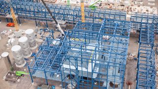 Der Bau der Bioraffinerie in Leuna schreitet voran: Derzeit wachsen Rohbrücken, Fabrikgebäude und Chemieanlagen in die Höhe.  (Bild: UPM)