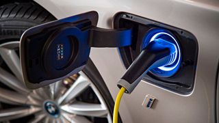 Ab Oktober 2022 sollen bei Hybridfahrzeugen neue Förderrichtlinien gelten. Bisher muss entweder ein CO2-Kriterium erfüllt oder eine elektrische Mindestreichweite von 40 Kilometern gegeben sein.  (Bild: BMW)