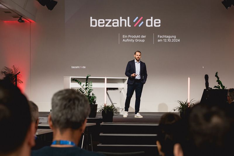 Andere Zeiten, andere Bezahlmethoden: Im Vortrag von Michael Oldenburger, Head of Expansion beim Dienstleister bezahl.de, ging es darum, dass sich auch freie Betriebe mit dem sich ändernden Bezahlverhalten ihrer Kunden auseinander setzen müssen. Motto: „Nur Cash oder EC-Karte“ hat mittlerweile ausgedient. (Bild: Stefan Bausenwein)