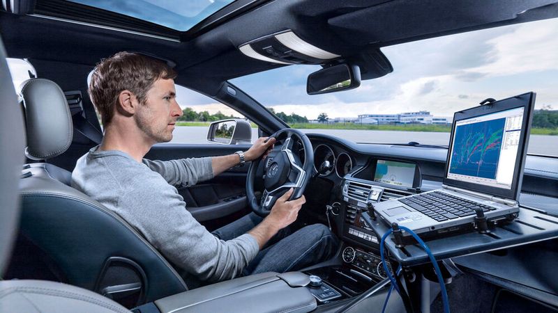 Erprobungsfahrt bei IAV. Im Bereich Software werden Open-Source-Produkte stark nachgefragt. Dafür will sich der Entwicklungsdienstleister nun organisatorisch aufstellen.(Bild:  IAV GmbH)