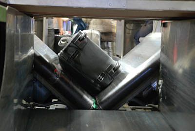 Anderer Ausgang, anderer Flug? Die Fördertechnik ist intelligent und erkennt den Strichcode auf dem Label. Ohne menschliche Kraftaufwendung wird das Gepäckstück an das richtige Flugzeug transportiert.  (Archiv: Vogel Business Media)