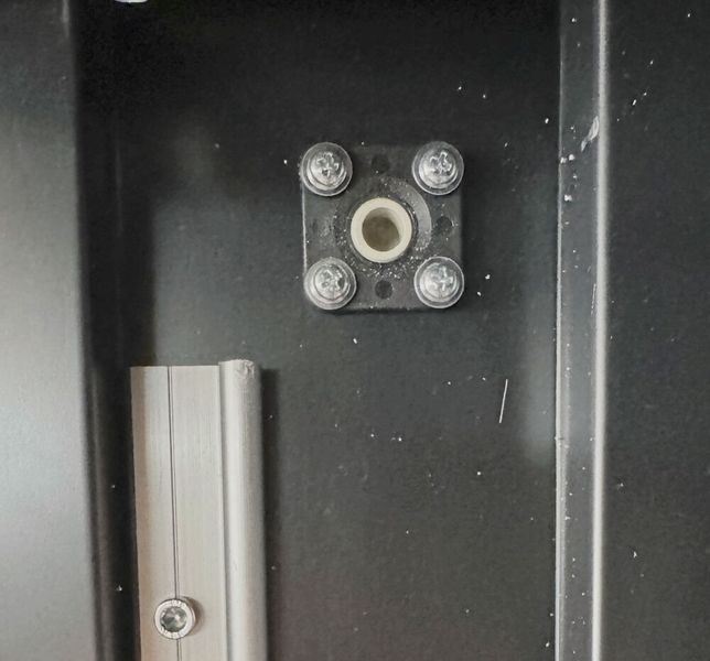 Die Igubal-Gelenklager und Drylin-Profilschienen sorgen für Stabilität und gleichmäßige Bewegungen. Sie eignen sich auch für anspruchsvolle Umgebungen, beispielsweise für Tiefkühlanwendungen, wo Temperaturen bis -22 °C herrschen.  (Bild: Igus)