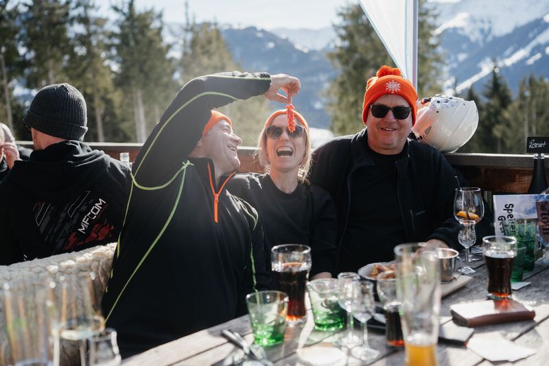 Sonja Roosemont wurde von ihren Kollegen Friedhelm Rook (l.) und André Hoock (alle BARCO) total verwöhnt. (Bild: Manuel Emme Fotografie)