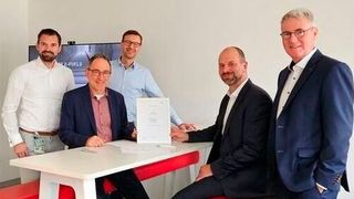 Siemens and Caphenia sign the partnership agreement. From left to right: Nicky Ahnert, Jürgen Giegerich, Frank Knauf (all Siemens), Dr. Mark Misselhorn, Dr. Andreas Waibel (both Caphenia) (Source: Siemens)