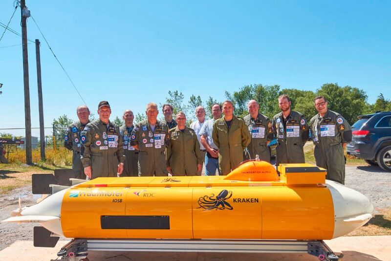 Das kanadische Projektteam mit dem in Ilmenau entwickelten Unterwasserfahrzeug Dedave. (Raise the Arrow)