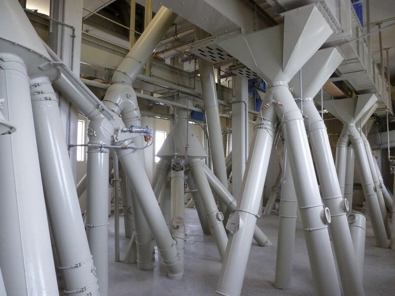 Blick in die Wegelogistik im Mischfutterwerk, hier das Verteilsystem für Rohwaren (Bild: Mischfutterwerk Austings)