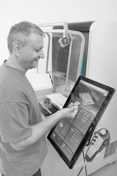 Auch auf gewölbten Oberflächen kann die Datron neo mit absolut gleichmäßigen Oberflächen überzeugen. (Datron)