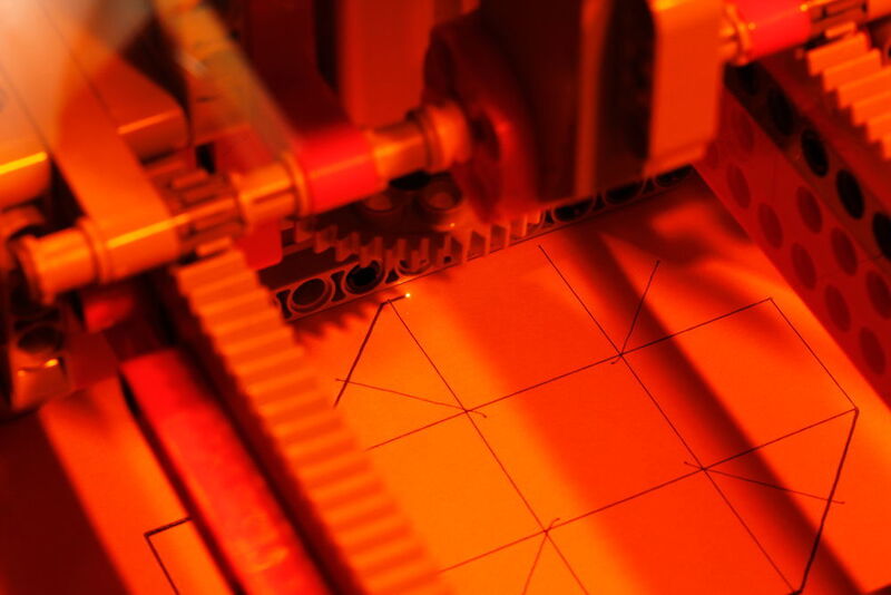 Für den Einsatz des Lasers mussten jedoch besondere Sicherheitsvorkehrungen berücksichtigt werden... (Lego Mindstorms)
