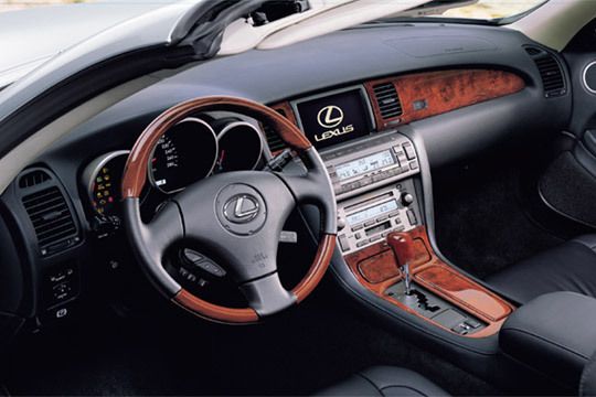 Der Luxusgleiter war für 74.650 Euro nahezu komplett ausgestattet. Zu den wenigen lieferbaren Extras zählte das DVD-Navigationssystem für 3.800 Euro. (Archiv: Vogel Business Media)