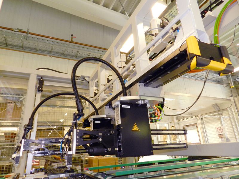 Bild 1: Handlingsystem im Überkopfeinsatz bei einem Automobilzulieferer. (Bild: Weiss)