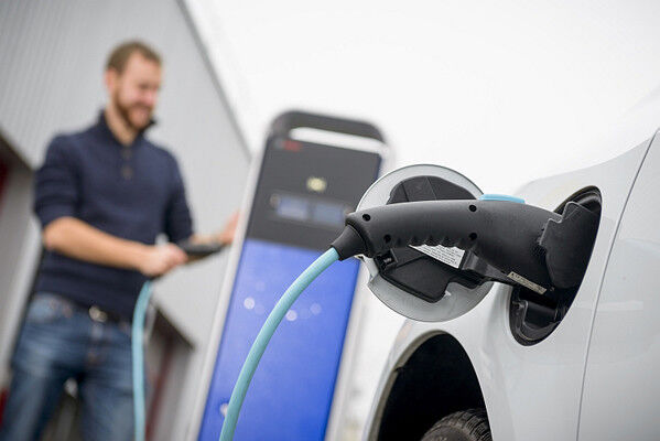 Halbierte Batteriekosten und mehr Ladestationen sollen die Elektromobilität in der nächsten Dekade voranbringen. (Foto: Bosch)