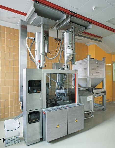 Kapselfüllmaschine mit zwei Abscheidern (Bild: Azo)