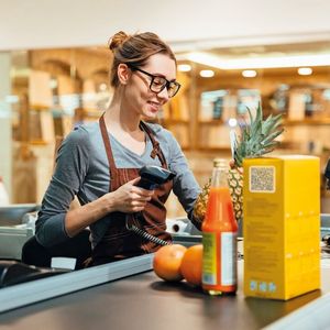 Einer für alles: Der 2D-Code für mehr Transparenz, effizientere Prozesse und bessere Kundeninformationen – appliziert mit den Systemen von REA Elektronik. (Bild:  REA Elektronik GmbH)