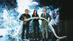 Symbolisches Zusammenstöpseln: JensenHuang, Nadia Carlsten und König Frederik X von Dänemark schalten den Strom von Supercomputer Gefion an. (Bild: Novo Nordisk Foundation)