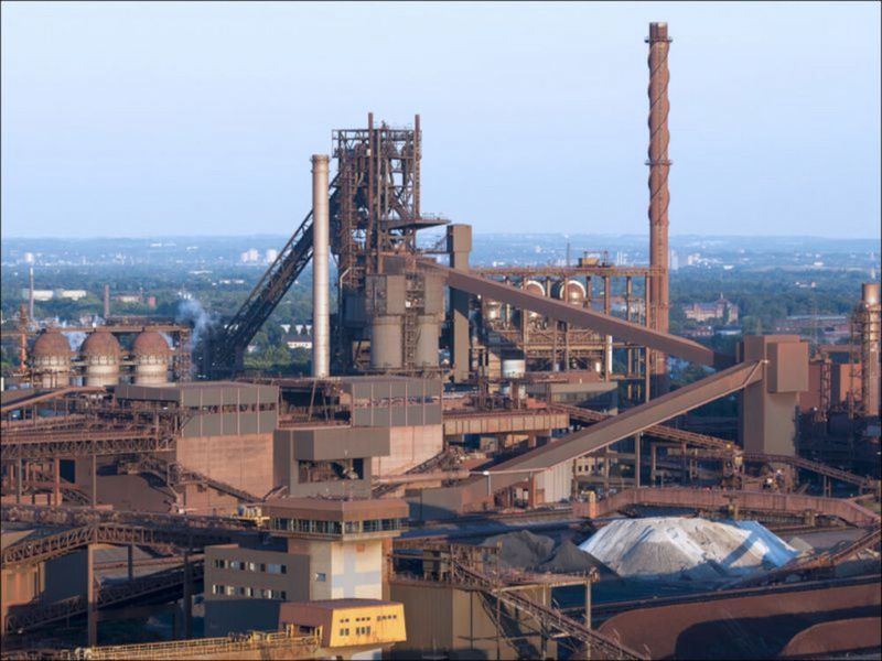 With its crucible diameter of 13.6 m, a total height of approx. 110 m and an internal volume of 4,416 m3, the Schwelgern 1 blast furnace has a potential output of 10,000 t per day. It is one of the world's most modern blast furnaces. (Source:thyssenkrupp At.Pro Tec)