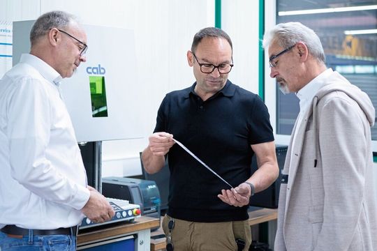 Elmar Kornwachs (Mitte), Prokurist bei Häussler, zusammen mit den Cab-Experten Wolfgang Bayerle (l.) und Detlef Buder (r.)(Bild:  Cab)