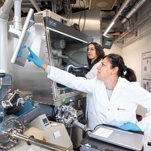 Empa-Forscherinnen Chiara Menegus (hinten) und Claudia Cancellieri wollen untersuchen, wie Wasserstoff mit den dünnen Oxidschichten auf hochfesten Stählen interagiert.(Bild:  Empa)