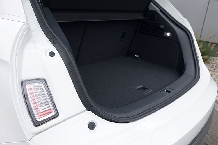 Der Gepäckraum bietet einheitlich ein Volumen von 270 Liter. Durch Umlegen der geteilten Fondlehnen steigt das Volumen auf 920 Liter bei dachhoher Beladung. (Foto: Jens Scheiner)