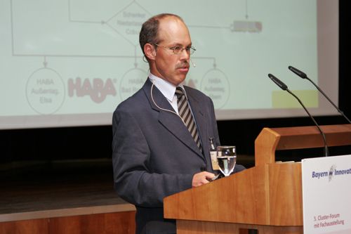Wie durchgängige schlanke Prozesse in Beschaffung, Herstellung und Versand gewinnbringend umgesetzt werden, erzählten Bernd H. Kleim sowie Norbert Kempervon der Habermaaß GmbH in Bad Rodach. (Archiv: Vogel Business Media)