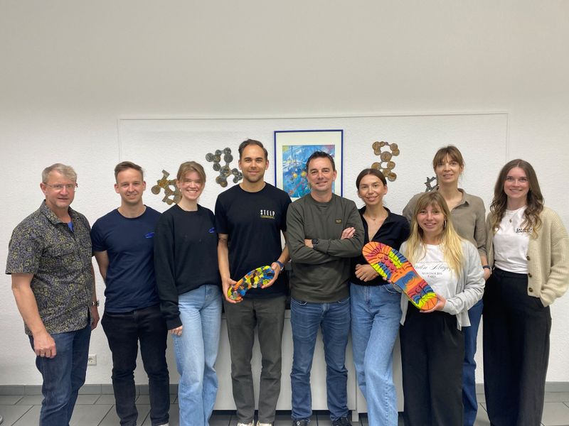 Produkte fertigen. Zusammenhänge verstehen. Im Rahmen einer Exkursion erhielt der WBS-Jahrgang praxisnahe Einblicke in die Herstellung technischer Gummiprodukte und Schuhsohlen – vom Werkstoff über die Mischungsentwicklung bis zur präzisen Verarbeitung. (Bild: Deutsches Institut für Kautschuktechnologie e. V. (DIK))