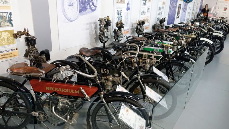 Neben dem ersten Serienmotorrad der Welt von Hildebrand & Wolfmüller aus dem Jahre 1894 wird auch die Vorkriegs-Motorradgeschichte anhand einer großen NSU-Motorradsammlung gezeigt. (Bild: Dominsky – VCG)