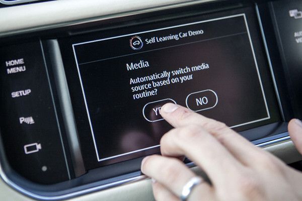 Je nach Tageszeit wählt das Mediasystem zum Beispiel den zu dieser Zeit vom Fahrer normalerweise bevorzugten Musiksender vor. (Jaguar Land Rover)