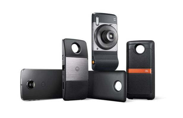 Smartphone Moto Z Family mit Moto Mods: Moto Z ist eine Android-Smartphone-Serie, die mit ihrer ganz eigenen Art der Modularität begeistert. Im Mittelpunkt der Entwicklung stand die Möglichkeit einer bedarfsgerechten Konfiguration, basierend auf unterschiedlichen Modulen, den Moto Mods, mit denen das Smartphone um diverse Funktionen erweitert werden kann. Ein System aus Magneten und Anschlusspins erlaubt ein intuitives Hinzufügen und Austauschen der individuell gewünschten Mods. Der Nutzer kann dabei zwischen verschiedenen qualitativ ausgereiften, technisch hochentwickelten Mods auswählen.  So bietet das Kamera-Modul beispielsweise ein Objektiv mit zehnfachem optischen Zoom und Xenon-Blitz. Das optionale Projektor-Modul hingegen zeigt ein bis zu 70” großes Bild an. Oder das Smartphone wird mit einem leistungsfähigen Lautsprecher-Modul bestückt, das hochwertigen Stereoklang liefert. Mittels verschiedener Batterie-Module kann die Batterielaufzeit um bis zu 22 Stunden erhöht werden. Um die Funktionalität weiter zu verbessern, befinden sich neue Module in der Entwicklung. In einer ästhetisch ansprechenden, puristischen Gestaltung ermöglicht die Smartphone-Serie Moto Z viele Optionen – sie birgt eine neue Leichtigkeit der individuellen Anpassung und entspricht damit den Interessen und Bedürfnissen der Zielgruppe weltweit, Hersteller Motorola, Chicago, USA. (Bild: Red Dot / Motorola)