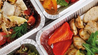 Saure Lebensmittel können aus unbeschichteten Aluminiumschalen gesundheitsgefährliches Aluminum lösen.  (Prostock-studio - Fotolia.com)