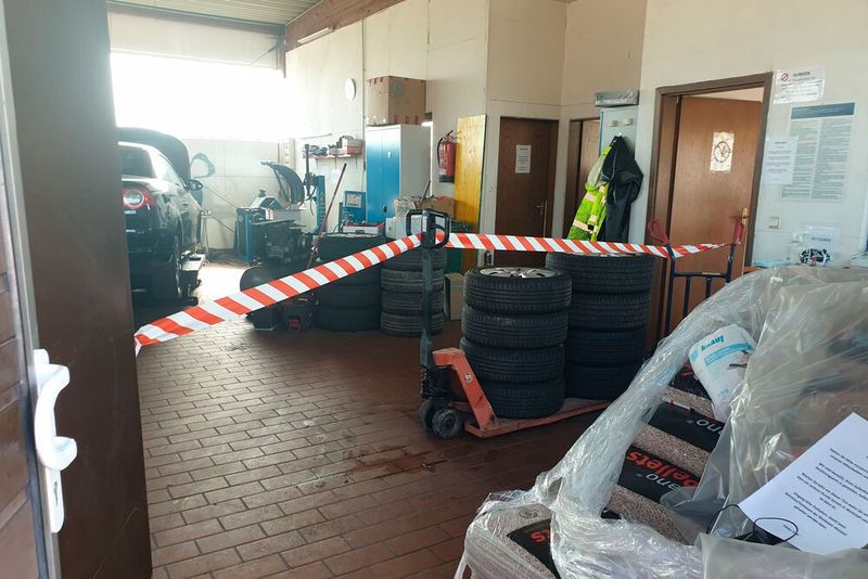 Hier geht es nicht weiter. Mit Flatterbändern regelt das Autohaus den Weg des Kunden. (Bild: Auto Diewald)