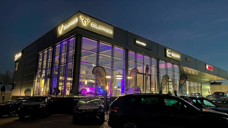 Auch nachts ist der neue Betrieb ein Hingucker.(Bild:  Koch Auto Gruppe)