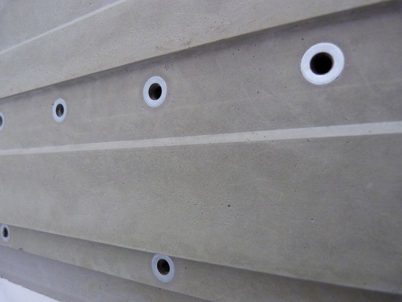 Bild 3: Bei der Bohrständerhalterung werden die Führungsschienen direkt auf den unbearbeiteten Rohling aus Hochleistungsbeton (Nanodur) aufgeschraubt. Die Montagefläche hat bereits Endmaßgenauigkeit. (Bild: Durcrete)