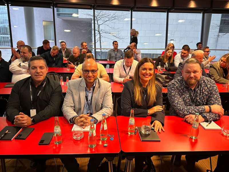 Wer gut aufpasst, bekommt heute Abend auch eventl. einen Preis? (v. l.) Luis da Silva und Kiri Kiutsukis (api), Aline Gauthier (Samsung) & Jeroen de Schepper (Coolblue) (Bild: Vogel IT-Medien GmbH)