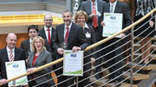 Die Gewinner des Gebrauchtwagen Award mit Sponsoren und Juroren: (von li.) Axel Bischopink, Jürgen Hoffmann (beide CGP Christof Gerhard), Silvia Lulei (»Gebrauchtwagen Praxis«), Sönke Roggenbuck (Santander Consumer Bank), Olaf Dicker (4selected Consulting), Betty van Loon, Wolfram Lambeck, Thorsten Cordes (alle Einkaufsgenossenschaft Automobile), Wolfgang Lange, Marc Gounaris (beide Dekra), Prof. Anita Friedel-Beitz (Automotive Public Relations), Marion Johl (Santander Consumer Bank) (Archiv: Vogel Business Media)