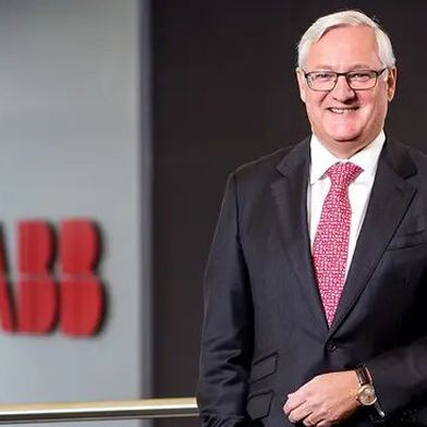 Peter Voser ist Verwaltungsratspräsident des Schweizer Technologiekonzerns ABB. Angesichts der weltwirtschaftlichen Umwälzungen, wozu auch die Zölle seitens der USA zählen, sieht er ABB als gut gewappnet. Auch hat er einige Tipps für die Zukunft abzugeben ... (Bild: ABB)
