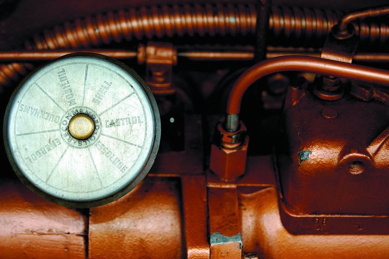 Vor allem Oldtimerbesitzer haben die Qual der Wahl, wenn es um den Griff zum richtigen Schmierstoff geht. Foto: Archiv (Archiv: Vogel Business Media)