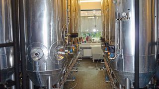 Um zu verhindern, dass glykolbasierte Kältemittel bei der Gärtankkühlung zu Fehlschaltungen führen, hat Bürkert bei der Versuchs- und Lehranstalt für Brauerei in Berlin (VLB) neue Element-Prozessventile (Typ 8801) eingesetzt. (Bild: Bürkert Fluid Control Systems)