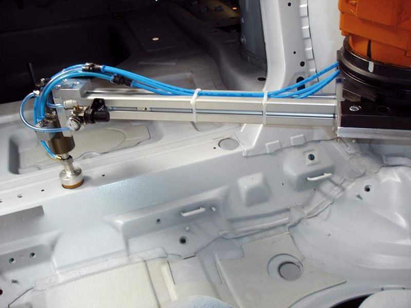 Die Stanzteile können per Roboter bis auf einen Zehntelmillimeter genau appliziert werden. (Archiv: Vogel Business Media)