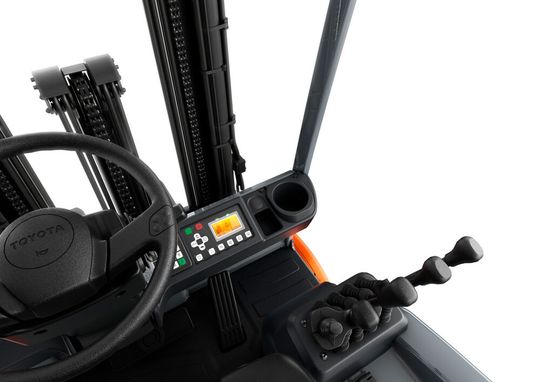 Der Traigo24 erlaubt eine relativ freie Sicht auf das Ladegut. Das Display zeigt die wichtigsten Daten an, die der Fahrer braucht. Hier das Bild, das sich in etwa zeigt, wenn man auf dem, wie es heißt, bequemen Fahrersitz Platz genommen hat.(Bild:  Toyota Material Handling)