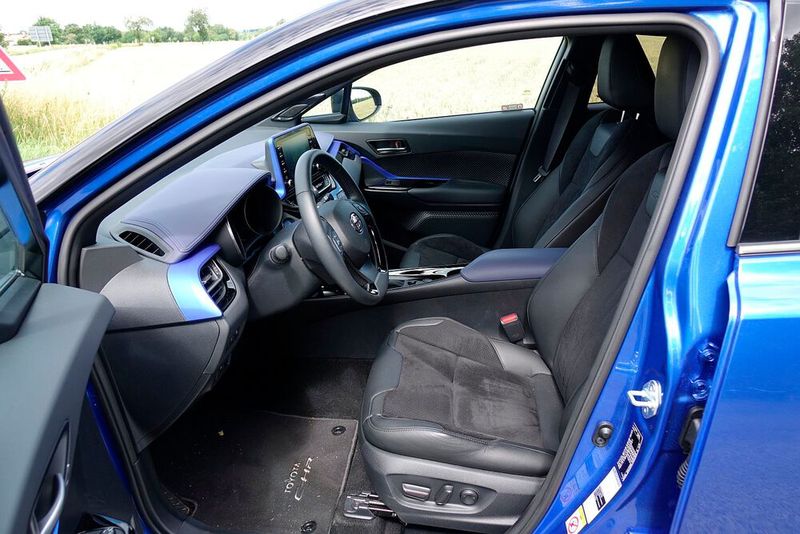 Der hochwertig eingerichtete Innenraum hat zumindest vorn auch ausreichend Platz zu bieten. (Bild: Rosenow/»kfz-betrieb«)