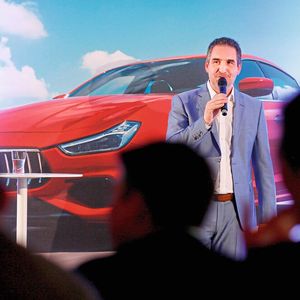 Christian Scherer, Chef der Scherer-Gruppe, hat zum zweiten Mal in die italienische Marke investiert. Ausgestellt werden die Modelle in der 320 Quadratmeter großen „Maserati Boutique“.(Bild:  Scherer-Gruppe)