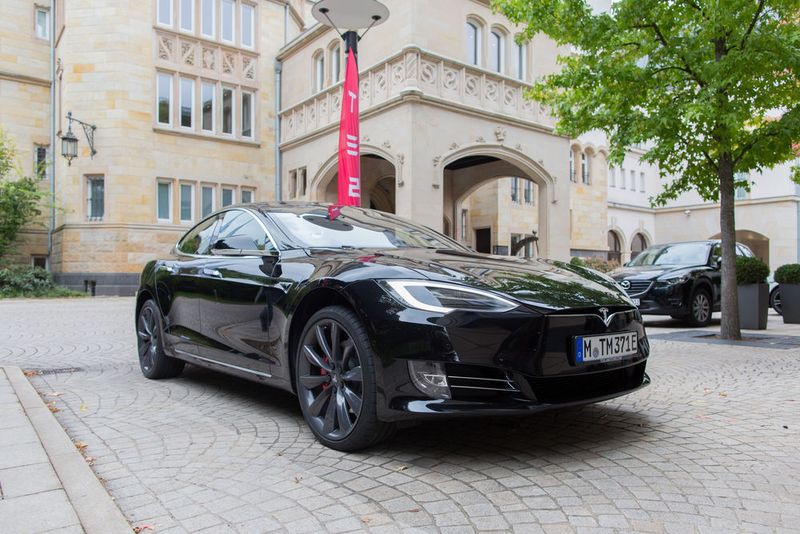 Das »Highlight« am Freitag: Der Stand von Tesla. (www.bergemann-fotografie.de)