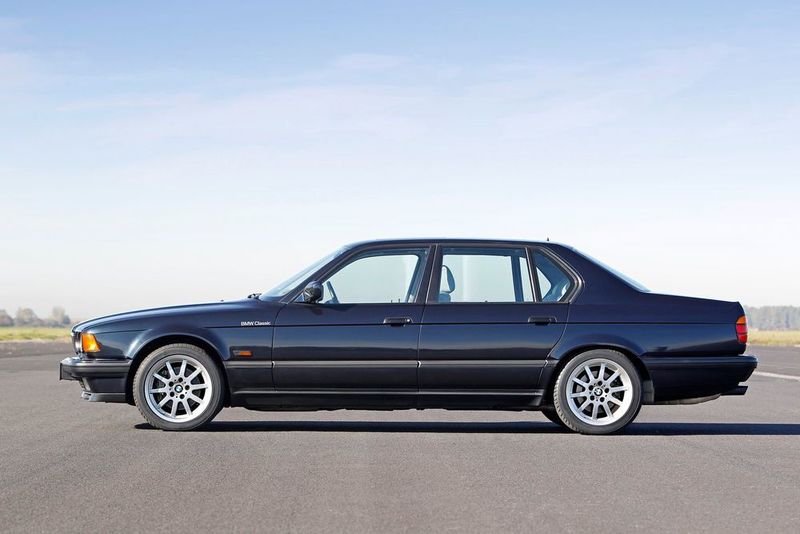 „BMW überholt alle“ titelte die Fachpresse nach ersten Testfahrten und bezog sich dabei nicht nur auf die Höchstgeschwindigkeit von 250 km/h. (BMW)