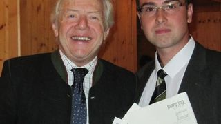 Auf der Abendveranstaltung bekamen die 28 frischgebackenen Absolventen des diesjährigen deutschsprachigen Pumpenfachingenieur-Lehrgangs ihre Diplome überreicht. Im Bild Geschäftsführer Helmut Jaberg und Christian Richter, Pumpen-Service Uhthoff & Zarniko. (Bild: Pumpenfachingenieur)