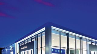 In einer Bauzeit von knapp zwölf Monaten entstand das VW- und Skoda-Autohaus der Autowelt Schuler in Donaueschingen. Wirtschaftlichkeit und Langlebigkeit waren wichtige Anforderungskriterien an den Neubau.      (Bild: Borgers)