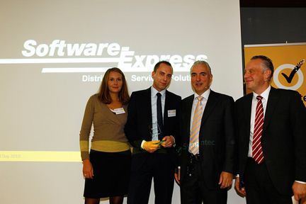 Software Express erhielt den Award Small Business Partner 2010. v.l.n.r. Sophia Plögert, (Symantec), Rico Duda (Software Express) Andreas Zeitler und Alexander Neff (beide Symantec) (Archiv: Vogel Business Media)