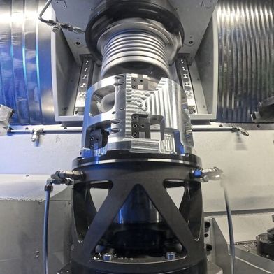 For the second processing step, the thin-walled component is moved into the gap between the inner and outer tool. (Image:Mapal)
