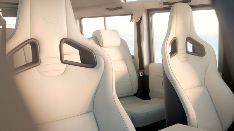 Auf Wunsch gibt es deutsche Wertarbeit auch in Sachen Sitzkomfort: sportliche Sitze von Recaro, bespannt mit feinstem Leder. (Bild: JLR)